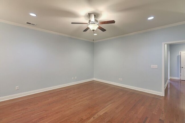 Building Photo - Spacious Mt. Pleasant Townhome!