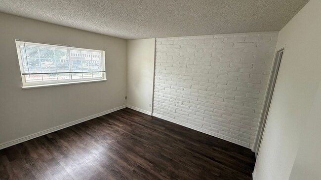 Building Photo - 3 Bedroom 2 Bathroom Condo Near Leetsdale and Monaco