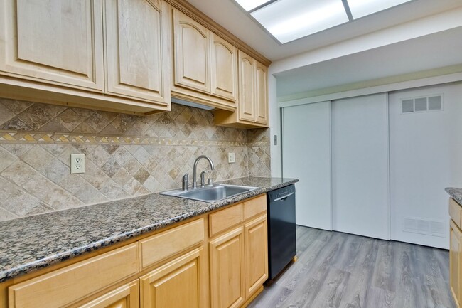 Building Photo - Lovely and Spacious 2BR 2.5BA Condo in Gre...