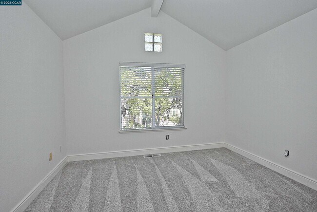 Building Photo - 6198 Lakeview Cir