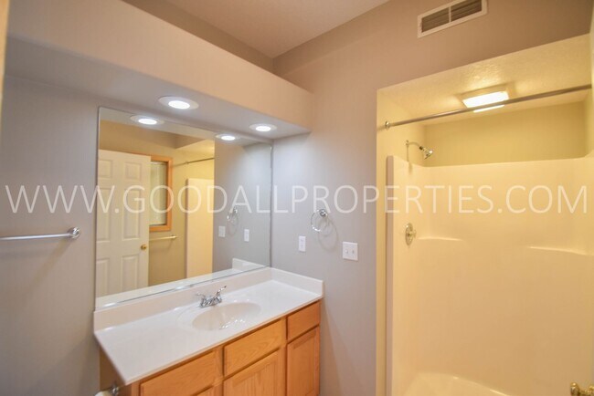 Building Photo - 2 Bedroom 2 bath Town Home in West Des Moines