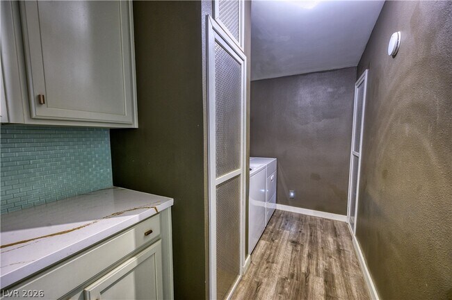 Building Photo - 5581 Wheatfield Dr