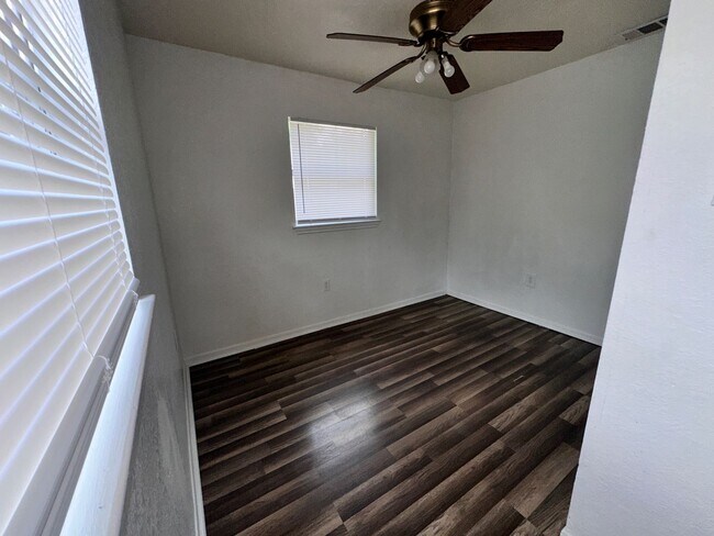 Building Photo - Conveniently located- Water and Trash Included