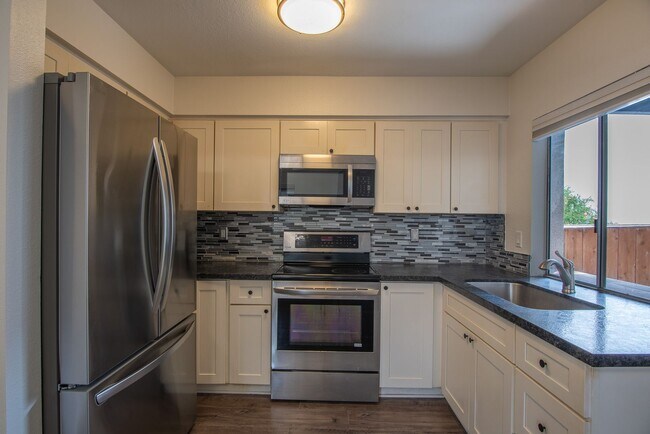 Building Photo - 1 Bedroom 1 Bathroom Townhouse Available For Rent In Mission Valley!