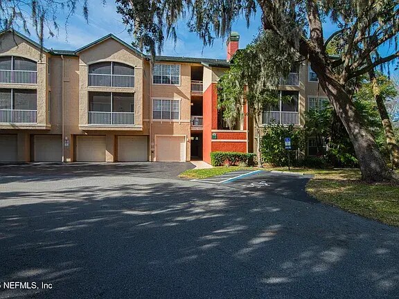 Front entrance to 140 building - 140 Veracruz Dr