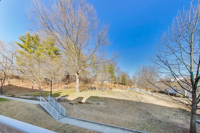 Building Photo - Light-filled 2bd/2ba right on S Four Mile Run $2850