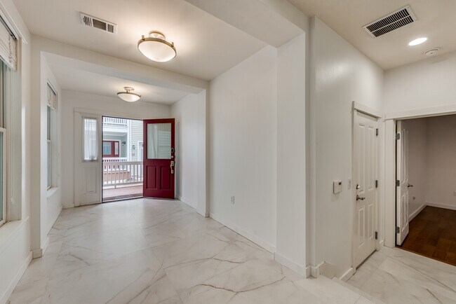 Building Photo - 2604 Thomas Ave