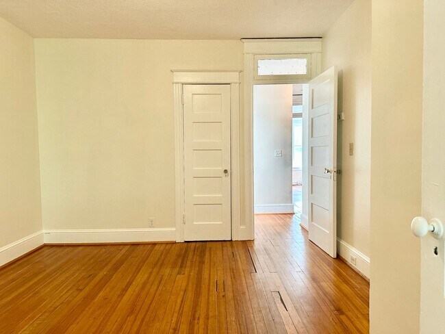 Building Photo - 4 Bed + 2 Bath - Pets Welcome! Parking!