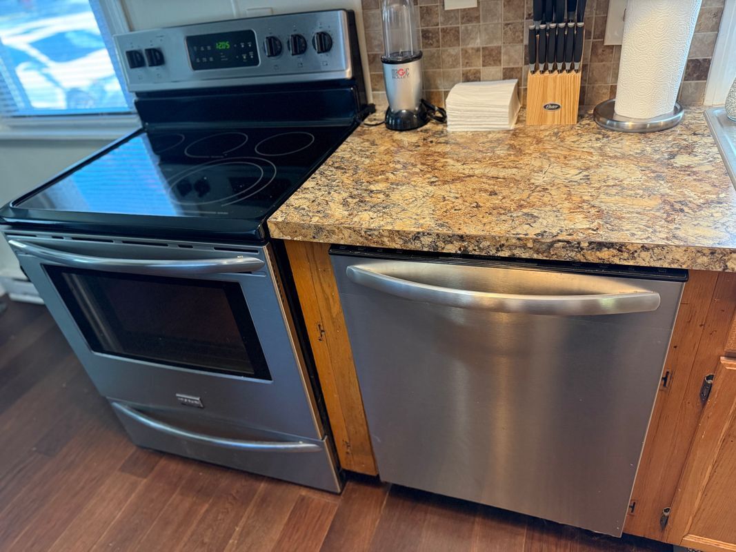 Building Photo - 707 Putnam Pike