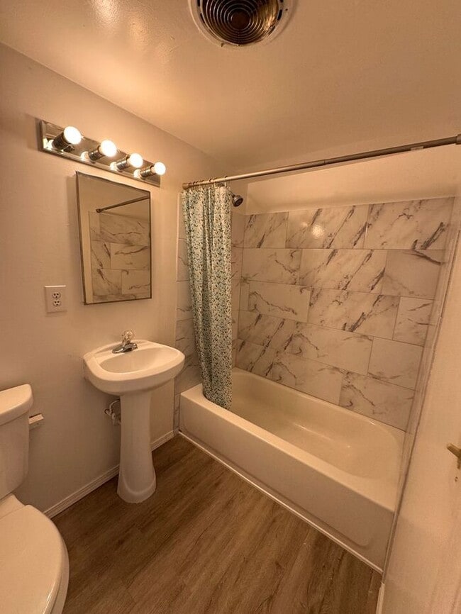 Building Photo - Nice 1 Bed, 1 Bath Upper Unit in Tacoma's Lincoln District