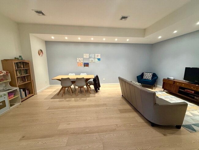 Building Photo - 6 Parkside Dr