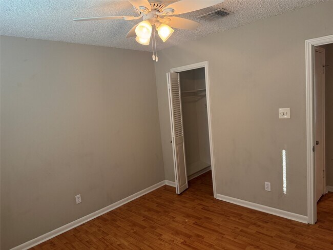 Building Photo - 5814 Viking Dr