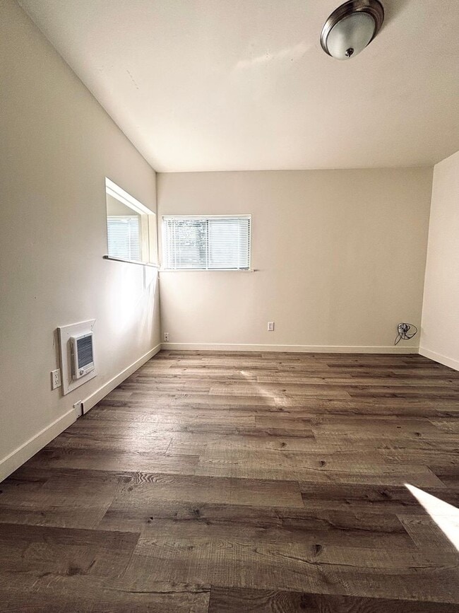 Building Photo - 3 BR / 1 BA in nicely updated duplex in No...