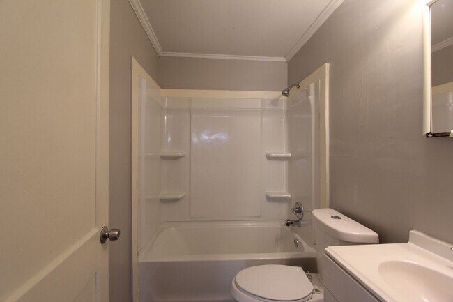 Building Photo - 1705 2nd Ct W