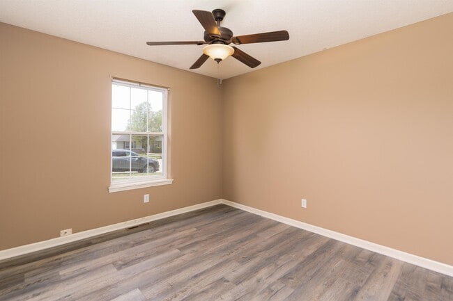 Building Photo - 1305 E Omaha Ct