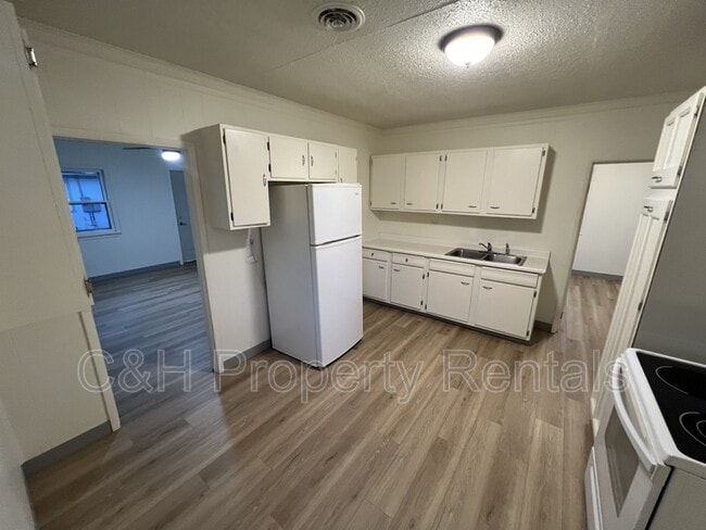 Building Photo - 631 Miles Ave