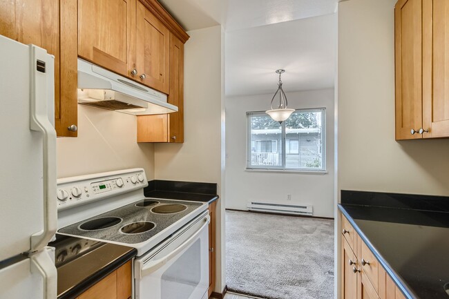 Building Photo - Fabulous Top Floor End Unit 1 Bed 1 Bath N...