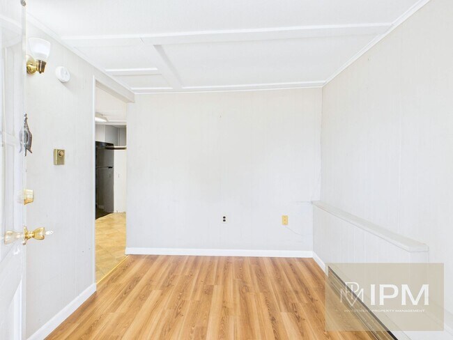 Building Photo - 607 W Broadway