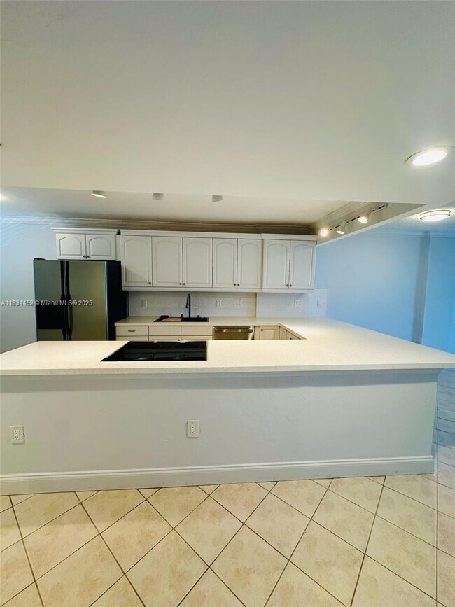 Building Photo - 250 Jacaranda Dr