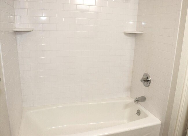 Building Photo - 352 W Vaughan St