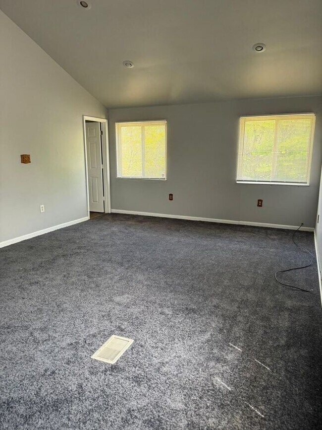 Building Photo - Detached Garage- 2 bathrooms - Section 8 Accepted !
