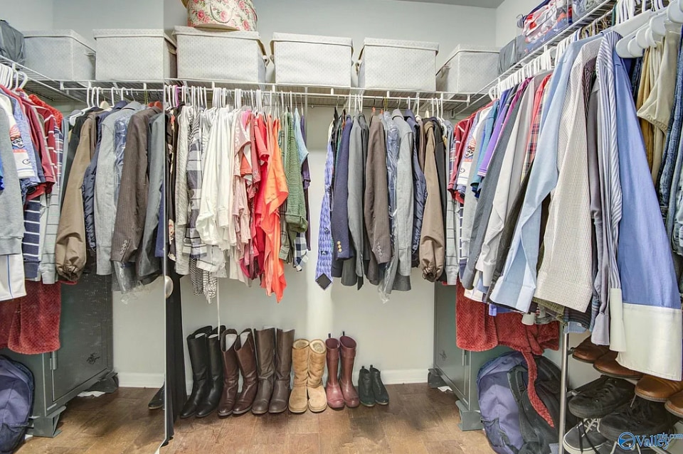 Master walk in closet - 291 Avebury Rd