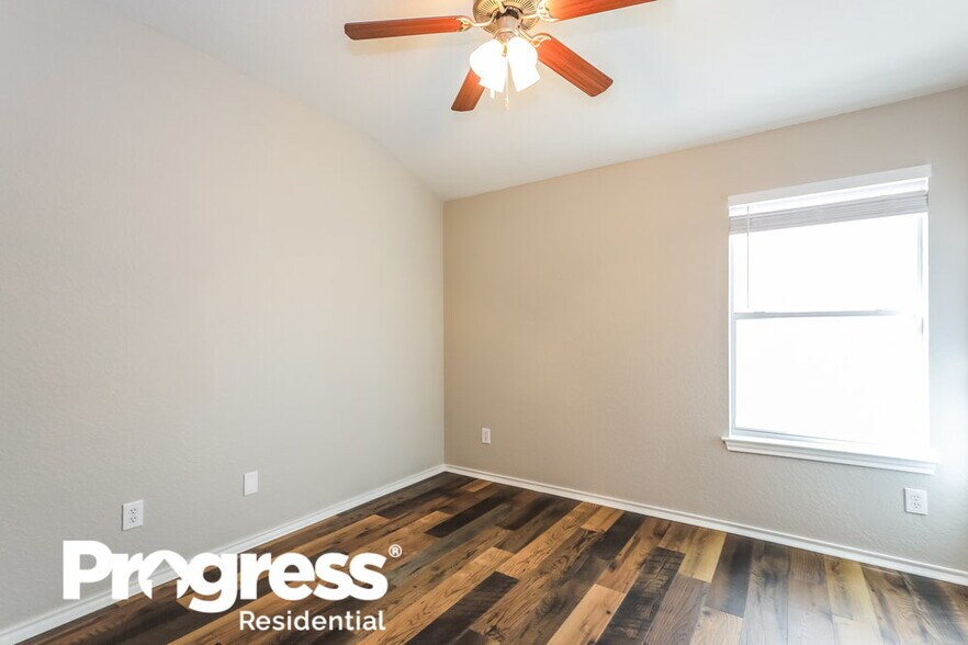 Building Photo - 610 Point Meadow