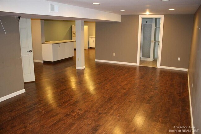 Building Photo - Spacious Ranch