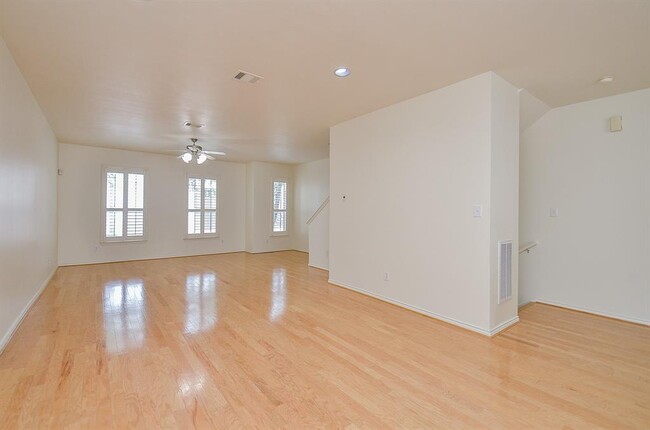 Building Photo - 3027 N Heights Hollow Ln
