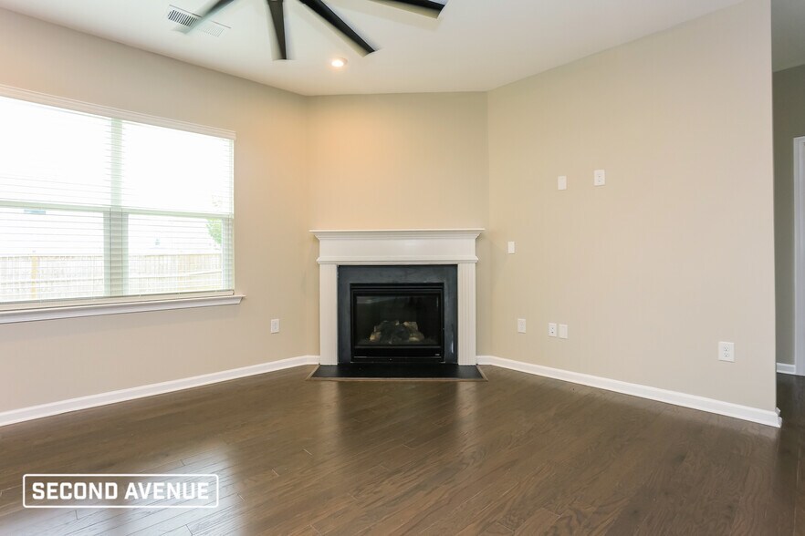 Building Photo - 501 Mariposa Ln