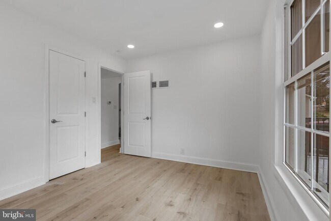 Building Photo - 3284 Annandale Rd