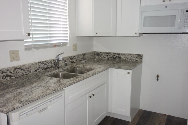 Building Photo - Renovated Large 2 Bedroom/1 Bathroom Top F...