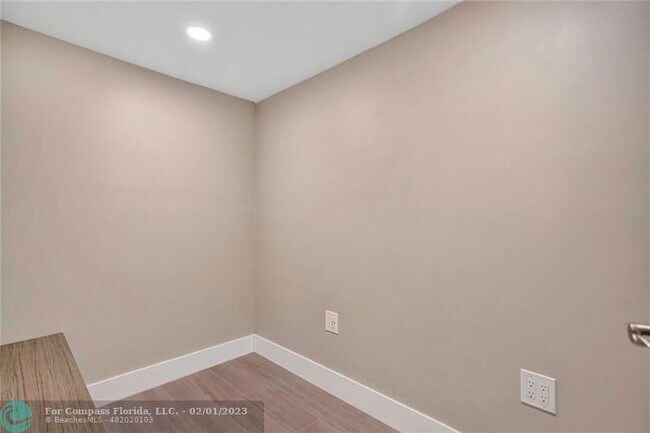 Building Photo - 3051 S Palm Aire Dr