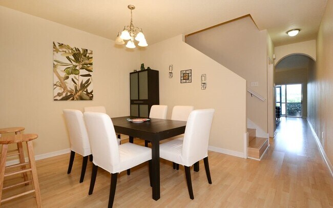 Building Photo - Lakeside Village Townhouse 2 Bedroom  2.5 Bath Available for Short-Term Rental