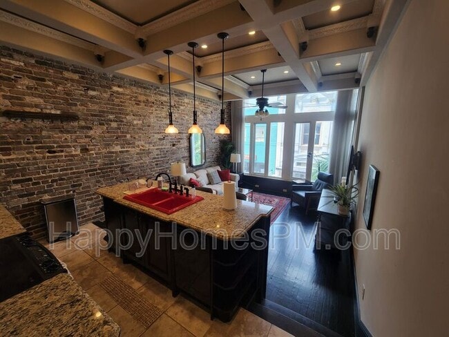 Building Photo - 350 King St