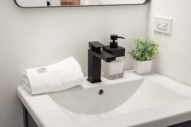 Building Photo - 1941 W Augusta Blvd