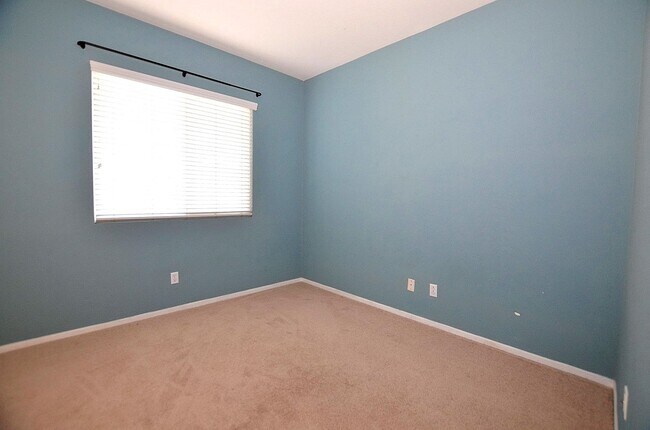 Building Photo - 4Br/3-1/2 bathroom Home