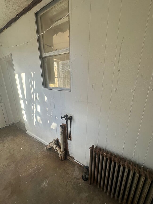 Building Photo - 650 W King St