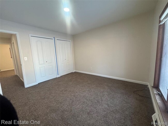 Building Photo - 37683 Adrian Dr