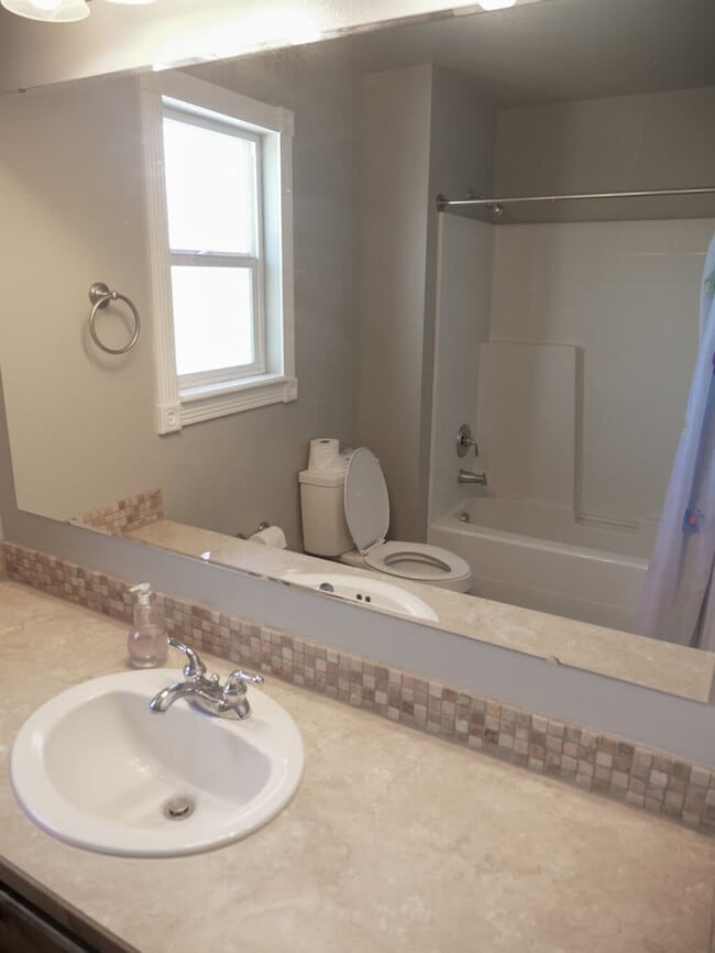 Building Photo - 151 Cub St W