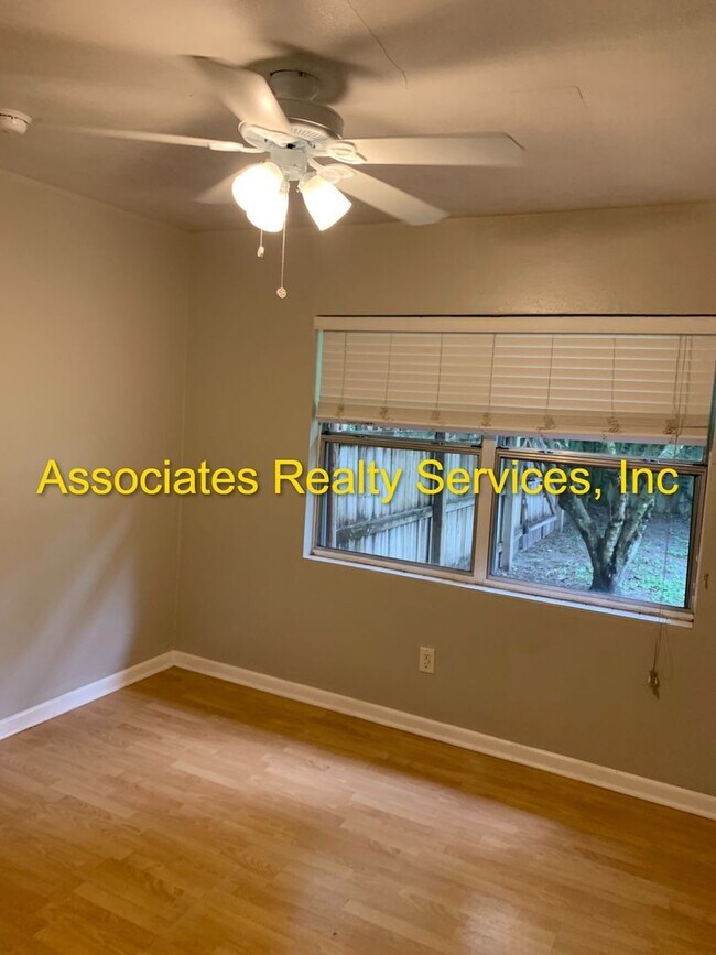 Building Photo - 3 Bedroom, 1 1/2 bath house available in A...