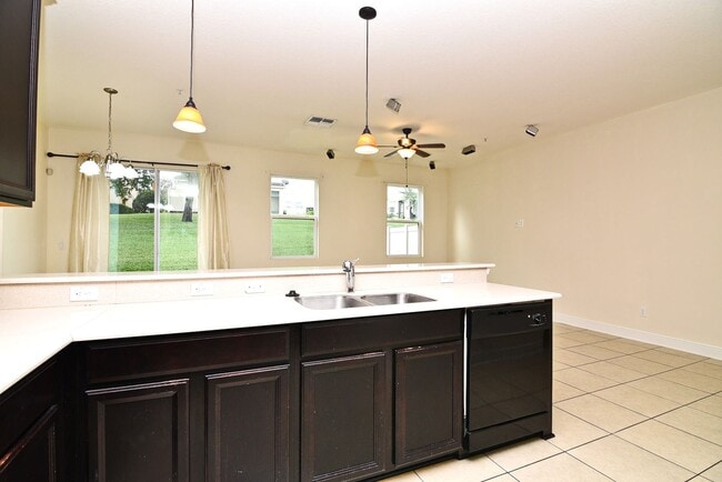 Building Photo - Lovely Town Home Available
