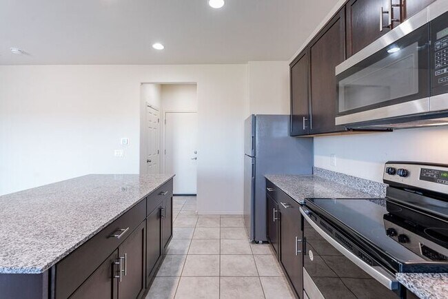 Building Photo - Pending/ Rented - Discover the perfect blend of comfort and style in Gladden Farms