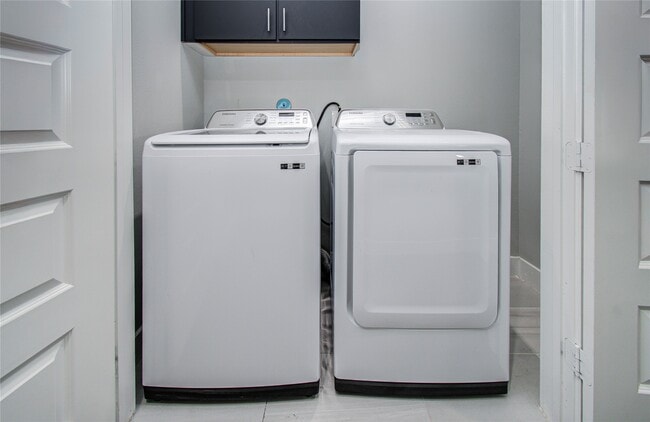 Building Photo - 2116 Naomi St