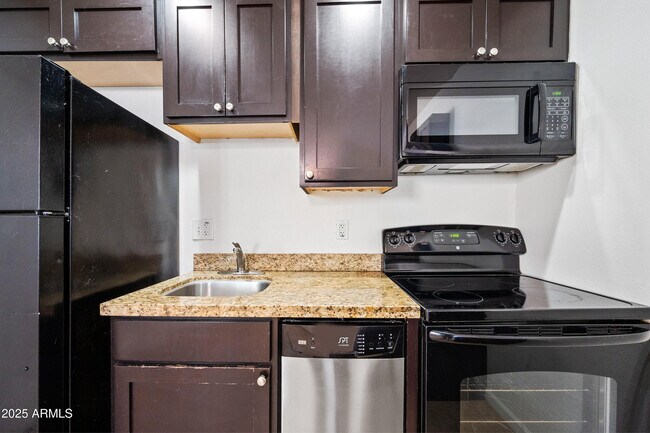 Building Photo - 3949 E Earll Dr