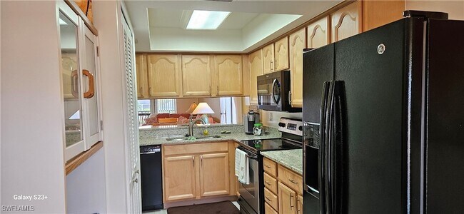 Building Photo - 15140 Riverbend Blvd