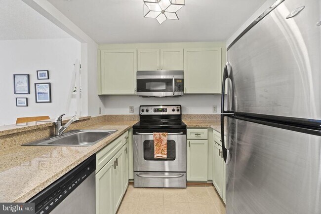Building Photo - 1150 K St NW