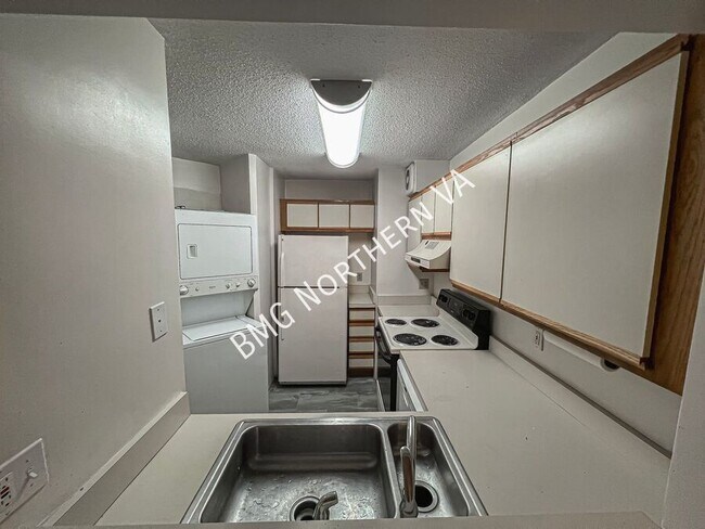 Building Photo - 900 N Stafford St