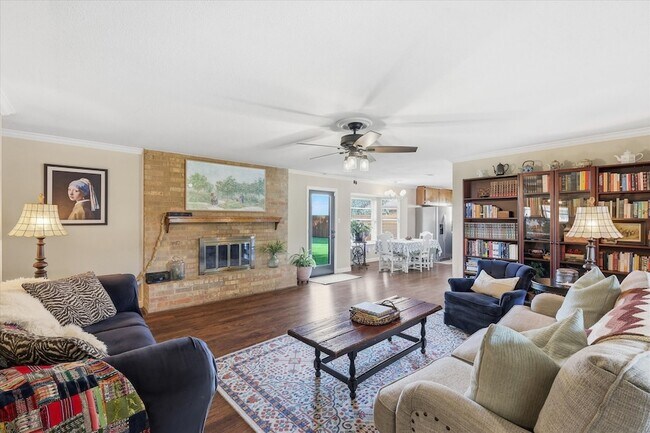 Building Photo - 217 E Louella Dr