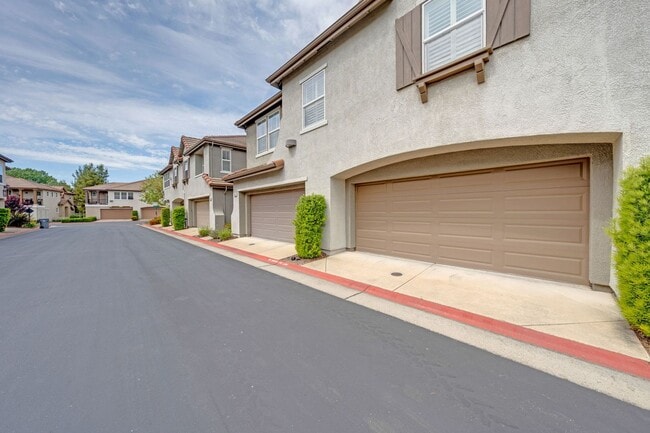 Building Photo - 3BR/3BA Folsom Condo with Fireplace + 2 Car Garage